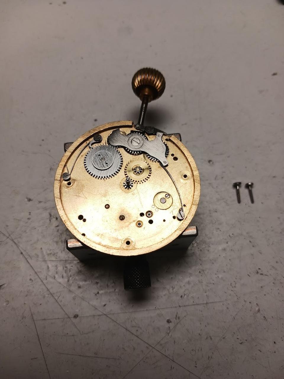 Restauration métallique horloges et pendules