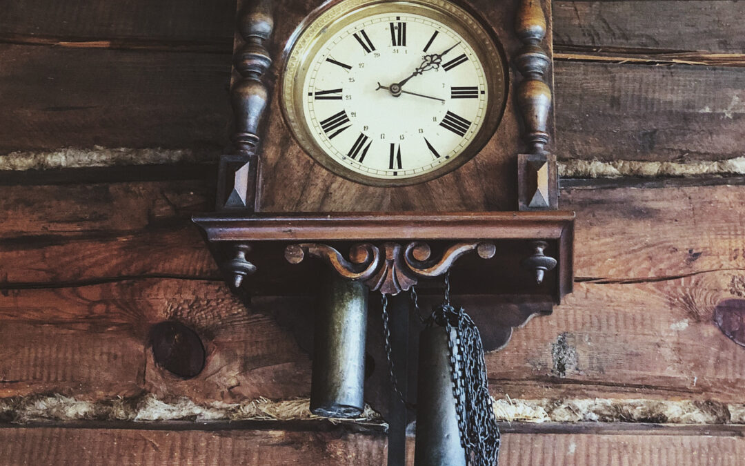 Reconnaître l’essence de bois d’une horloge ancienne
