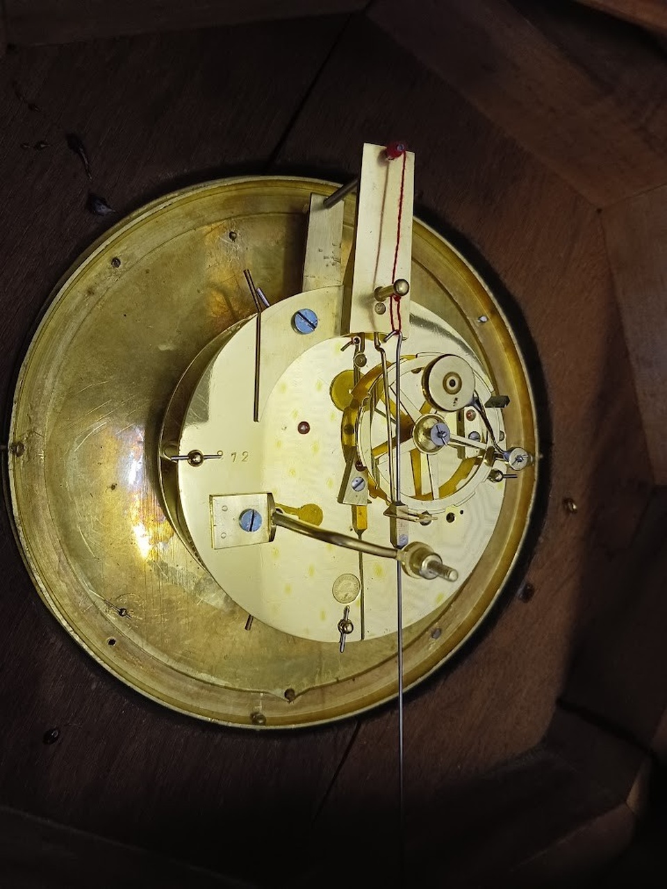 Vue arrière pendule bois